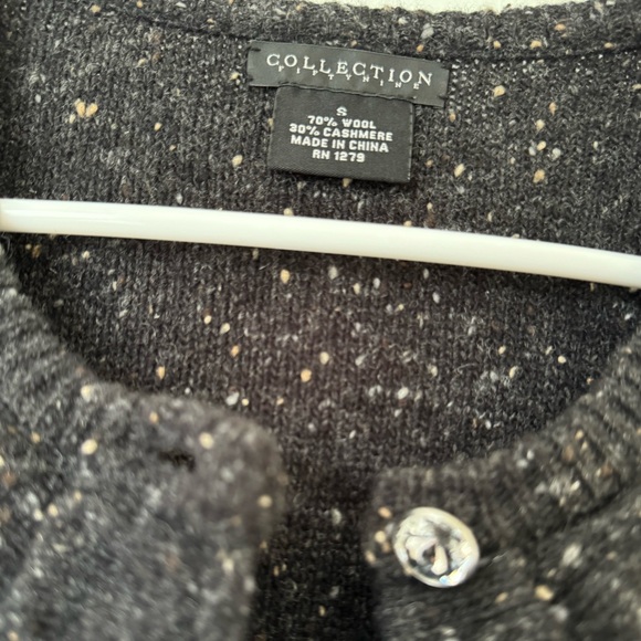 Dk thick warm wool and cashmere sweater with ruffle collar and jeweled buttons - Picture 3 of 7